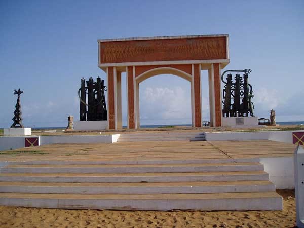 the-cotonou-littoral-monument