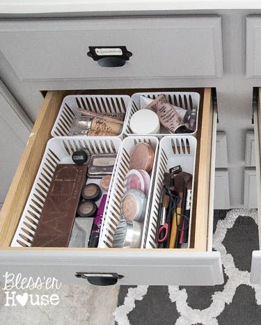 how to organize your makeup kit at home/bio with thysiamore